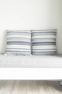 Oturma odasında kanepe dekorasyon güzel yastık 