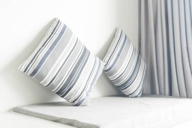 Oturma odasında kanepe dekorasyon güzel yastık 