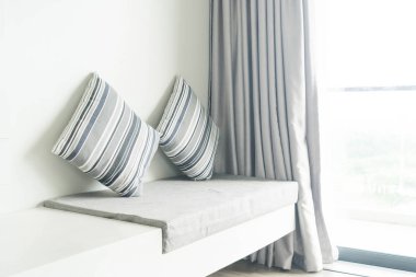 Oturma odasında kanepe dekorasyon güzel yastık 