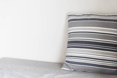 Oturma odasında kanepe dekorasyon güzel yastık 