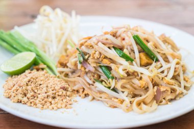 Karides veya karides Keçe Tay ile tavada kızartılmış erişte 