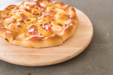 Ev yapımı hawaiian deniz ürünleri pizza