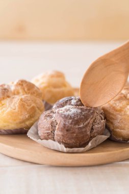 kremalı pasta plaka üzerinde