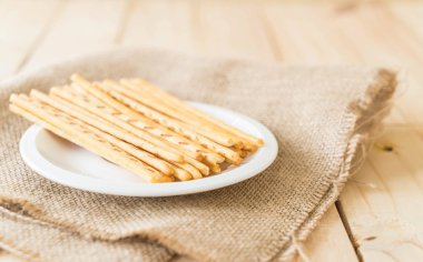 Bisküvi sopa ahşap arka plan üzerinde