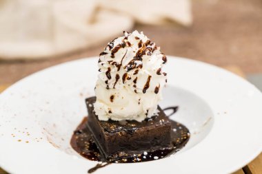 Brownie Sundae vanilyalı dondurma bir kepçe ile