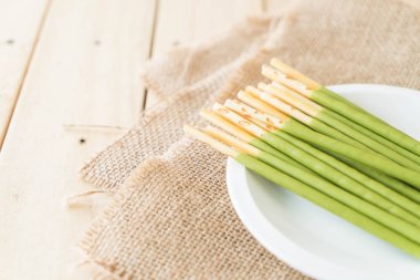 yeşil çay aromalı bisküvi sopayla