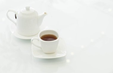 Çay fincanı masanın üstünde.