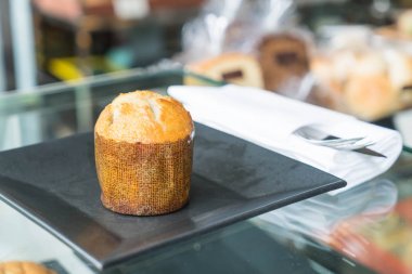 Muffin pasta plaka üzerinde