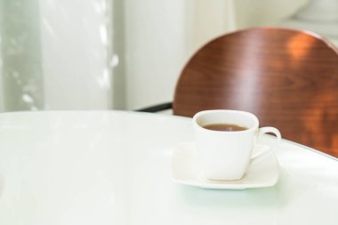 Çay fincanı masanın üstünde.