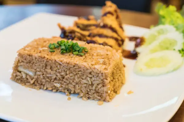 Pesce croccante con riso fritto katsu — Foto Stock