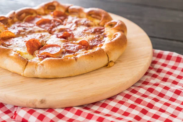 Pizza caseira Pepperoni em placa de madeira — Fotografia de Stock