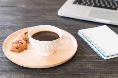 siyah kahve ve laptop ve Not Defteri ile tanımlama