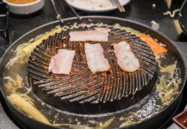 tava ızgara dilimlenmiş domuz eti