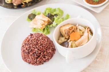 Berry pirinç ve tofu ile dolması lahana çorbası