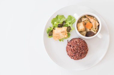 Berry pirinç ve tofu ile dolması lahana çorbası