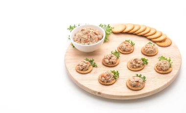 ton balıklı salata kraker ile