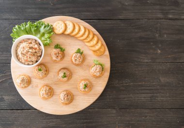 ton balıklı kraker ile yayıldı