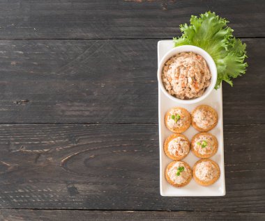 ton balıklı kraker ile yayıldı