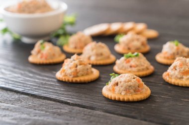 ton balıklı kraker ile yayıldı