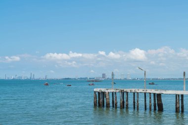 Tahta sahilde denize giden yolu yürüyüş