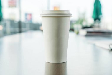 Kahve dükkanında kahve fincanı.