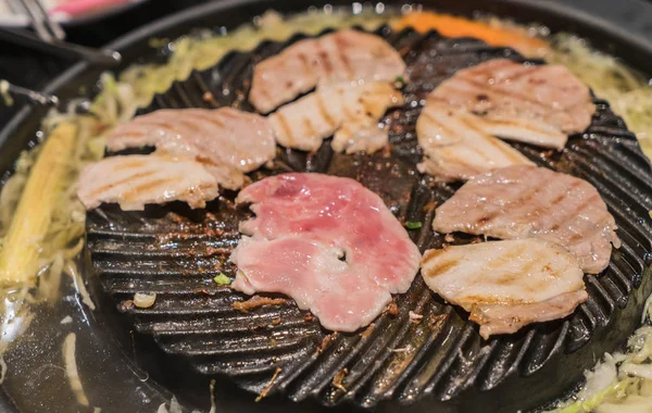 Carne de cerdo rebanada a la parrilla en la sartén —  Fotos de Stock