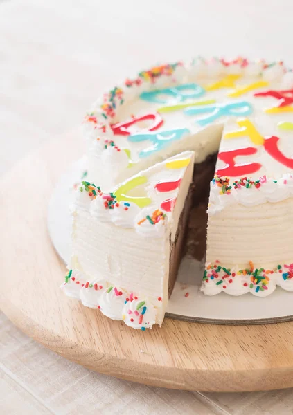 Pastel de cumpleaños feliz en la mesa — Foto de Stock