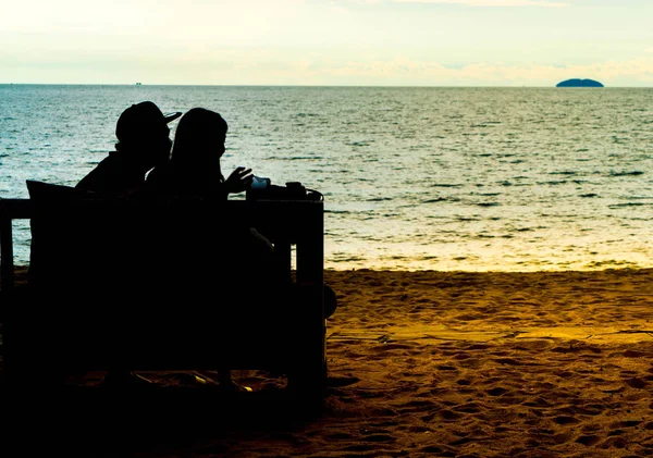 Silueta pareja amor con vista al mar —  Fotos de Stock