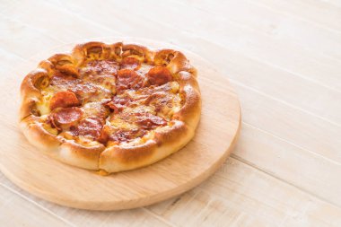Ev yapımı biberli Pizza ahşap plaka üzerinde