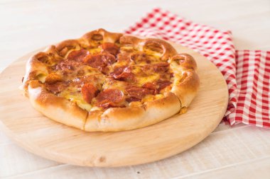 Ev yapımı biberli Pizza ahşap plaka üzerinde