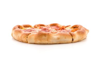 Beyaz zemin üzerine ev yapımı biberli Pizza 