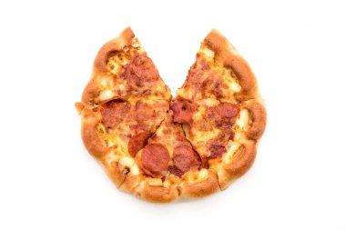 Beyaz zemin üzerine ev yapımı biberli Pizza 