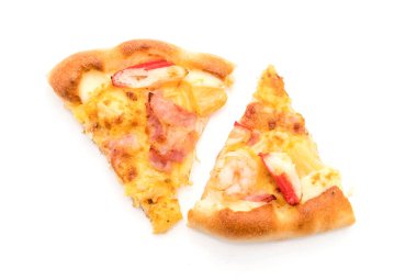 Beyaz arka plan üzerinde izole hawaiian deniz ürünleri pizza 