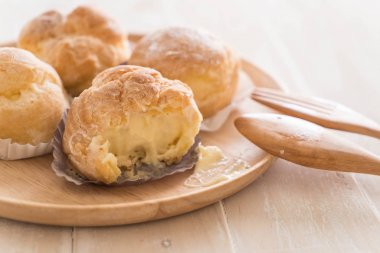 kremalı pasta plaka üzerinde