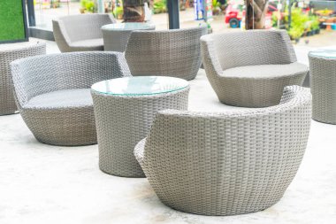 veranda boş sandalye ve masa