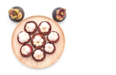 Beyaz üzerine taze mangosteen