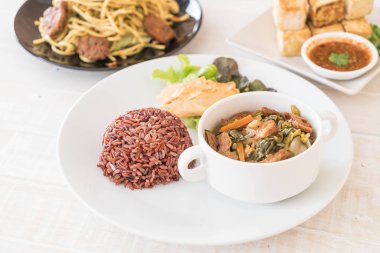 Çin sebze güveç ve tofu berry pirinç 