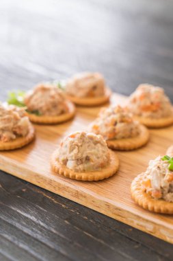 ton balıklı kraker ile yayıldı