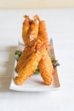  ahşap üzerine meyilli kızarmış karides