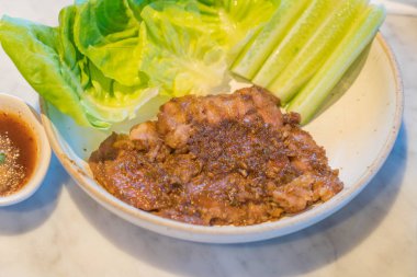 Baharatlı çeşni ile ızgara domuz