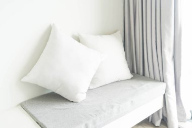 Oturma odasında kanepe dekorasyon güzel yastık 