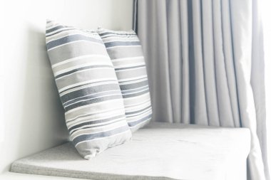 Oturma odasında kanepe dekorasyon güzel yastık 