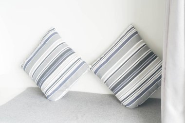 Oturma odasında kanepe dekorasyon güzel yastık 