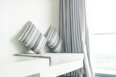 Oturma odasında kanepe dekorasyon güzel yastık 