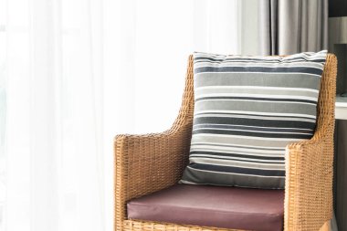 Kanepe oturma Interio dekorasyonda güzel lüks yastık