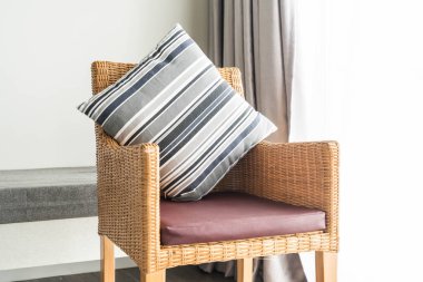 Kanepe oturma Interio dekorasyonda güzel lüks yastık