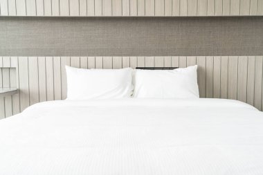 Beyaz yastık yatak yatak dekorasyon 