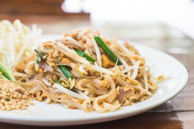 Karides veya karides Keçe Tay ile tavada kızartılmış erişte 