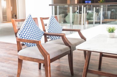 Oturma odasında kanepe dekorasyon güzel lüks yastık