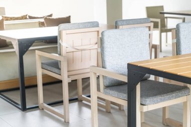 Boş kaldırım kafe sandalye ile 